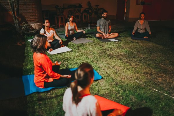 Les meilleures applications et vidéos en ligne pour le yoga prénatal